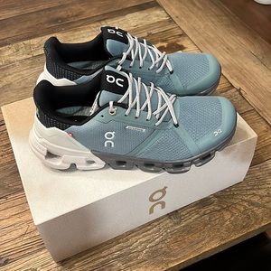 ON- womens 7.5 cloudflyer waterproof *BRAND NEW*